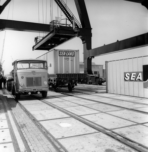 171609 Afbeelding van de overslag van containers van rederij Sea-Land op de Europe Container Terminals (E.C.T.) in de ...